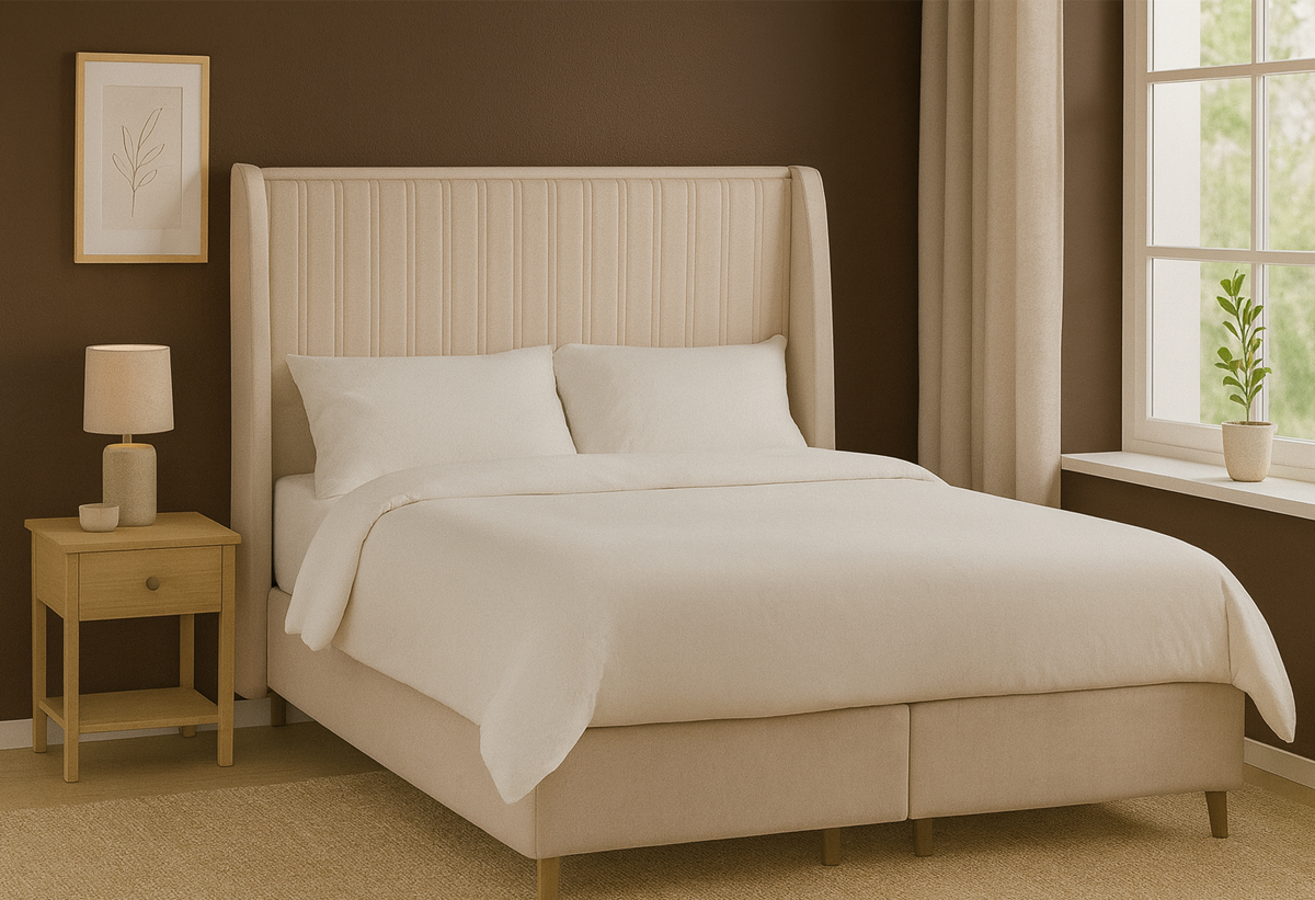 Απεικονίζεται το κρεβάτι σε ένα υπνοδωμάτιο.